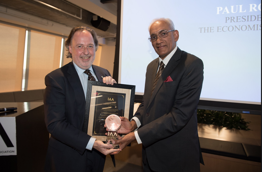 Srinivasan K Swamy, Vice President IAA Global, presenting the award to Paul Rossi, Former President at The Economist Group